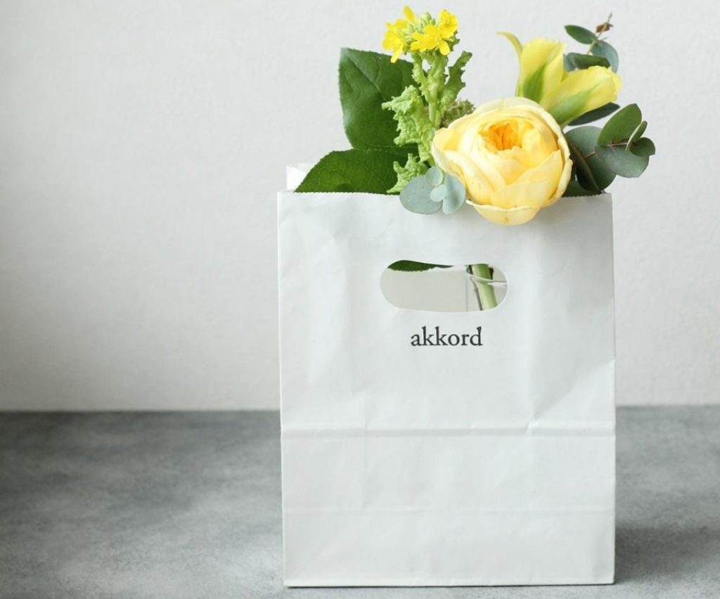 お花を活ける花瓶の代用品　紙袋
